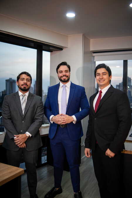 Dr. Osmar Neves à direita, com os sócios do NPL no escritório em Belém
